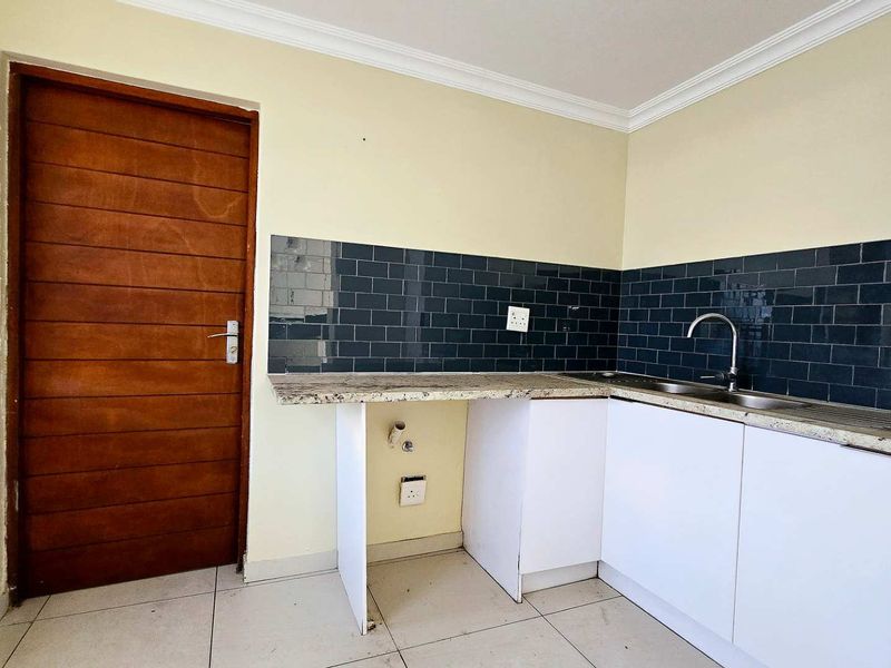 Stylish Freestanding Family Home in Secure Estate in Olympus - Photo 9