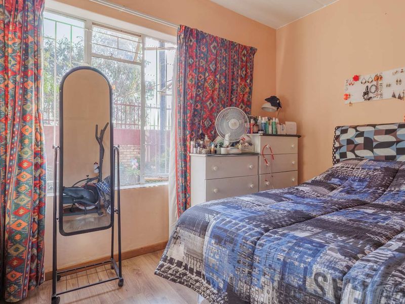 Ground-Floor unit offering three bedrooms and more - Secure complex - Photo 8