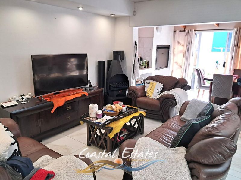 Stunning Waterfront Townhouse Just Steps from the Ocean - Photo 6