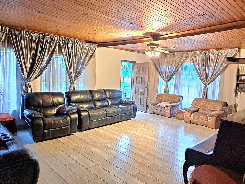 4 Bedroom Family Home with Cottage for Sale in Van Dyk Park. - Photo 4