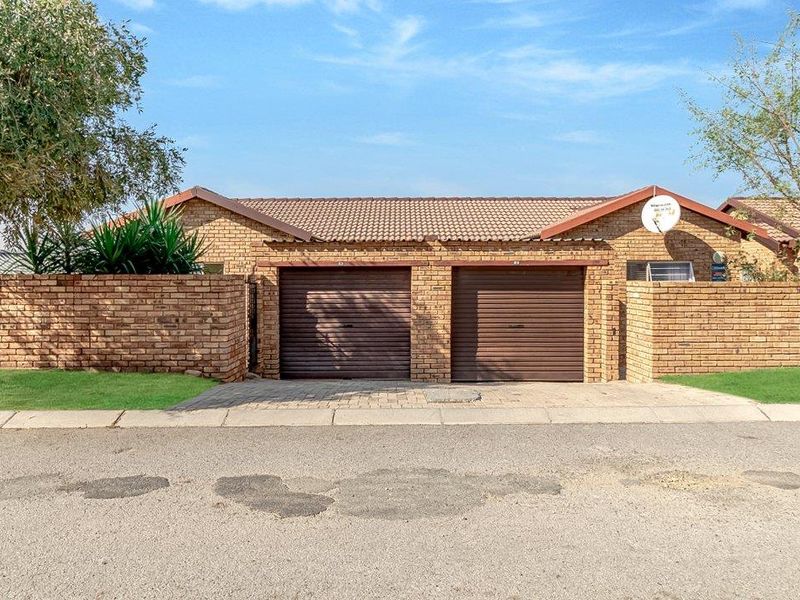 Neat 2 bedroom 1 bathroom unit for sale in Honey Park Roodepoort - Photo 3