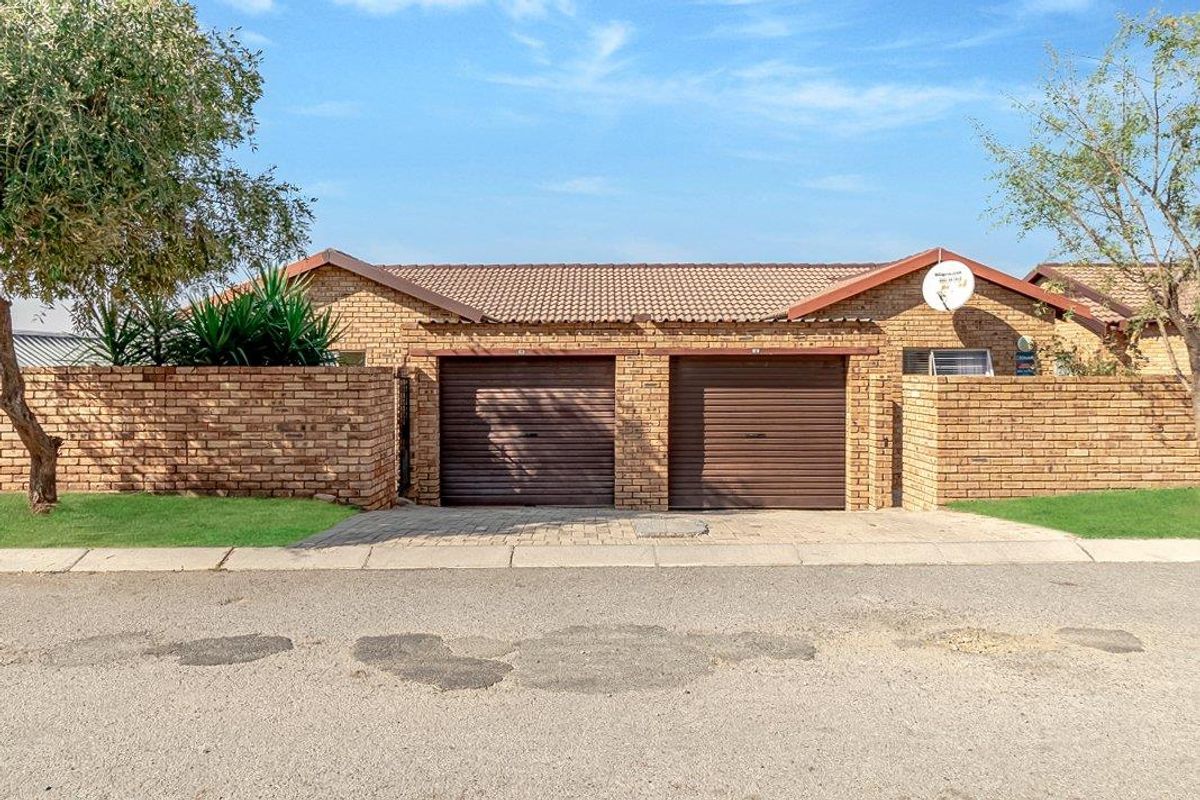 Neat 2 bedroom 1 bathroom unit for sale in Honey Park Roodepoort - Photo 4