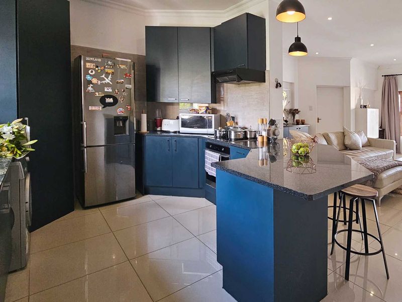 2 bedroom fully furnished apartment in Bryanston - Photo 2