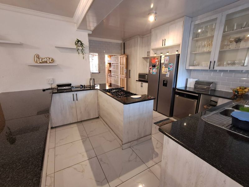 4 Bedroom house with 2 bedroom cottage - Photo 4