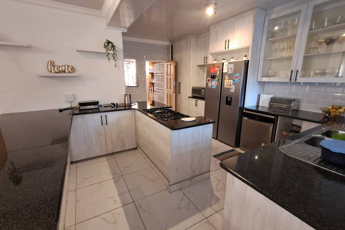 4 Bedroom house with 2 bedroom cottage - Photo 4