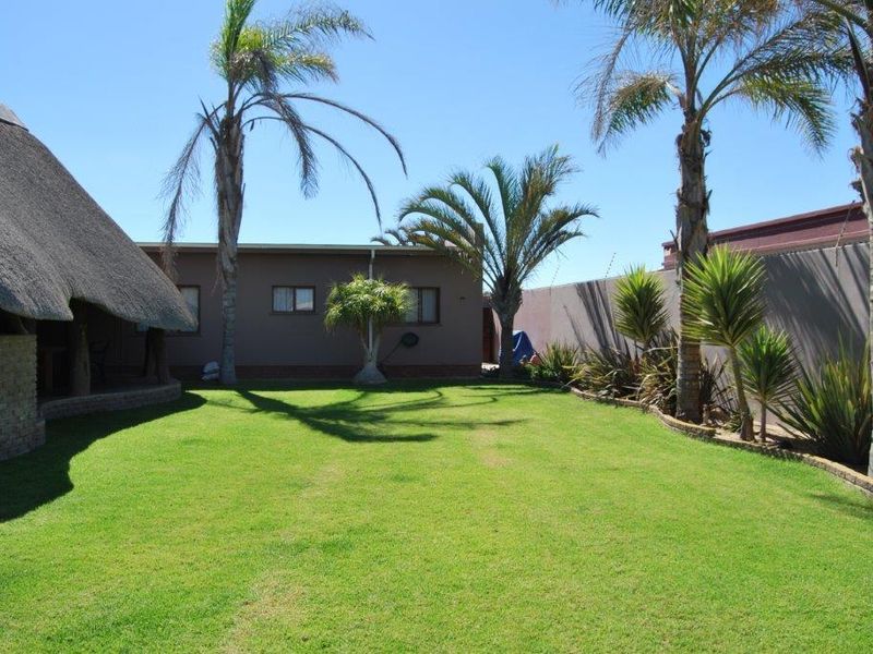 Entertainer's Dream Home in Henties Bay - Photo 5