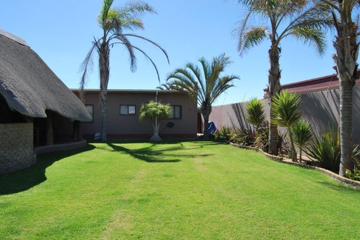 Entertainer's Dream Home in Henties Bay - Photo 5