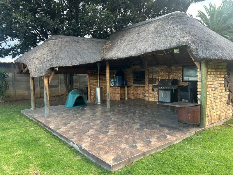 **Charming Family Home with Exceptional Outdoor Entertainment Space** - Photo 7