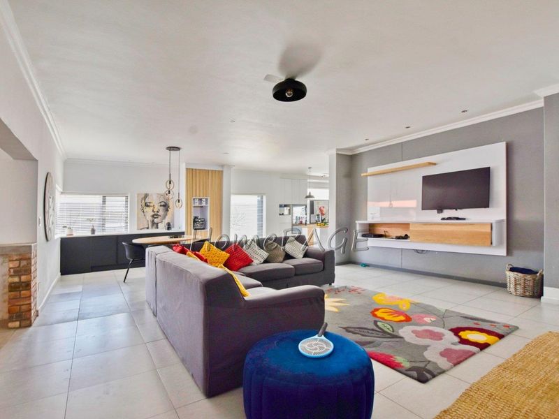 Fairway Estates, Walvis Bay:  5 Bedr Double Storey Contemporary Home is for Sale - Photo 6