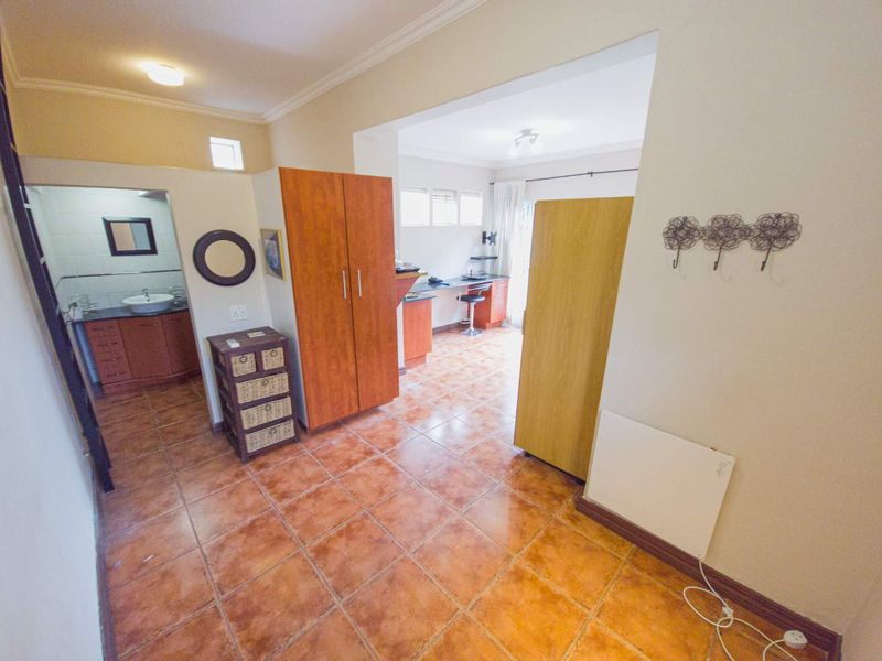 1 Bedroom Flat Available in Waterkloof - Photo 2