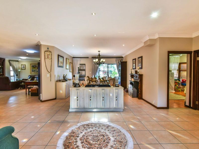 Spacious Five Bedroom home in Midstream Estate - Photo 2