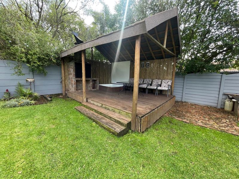 Charming Family Home with Garden Cottage and Jacuzzi - Photo 4