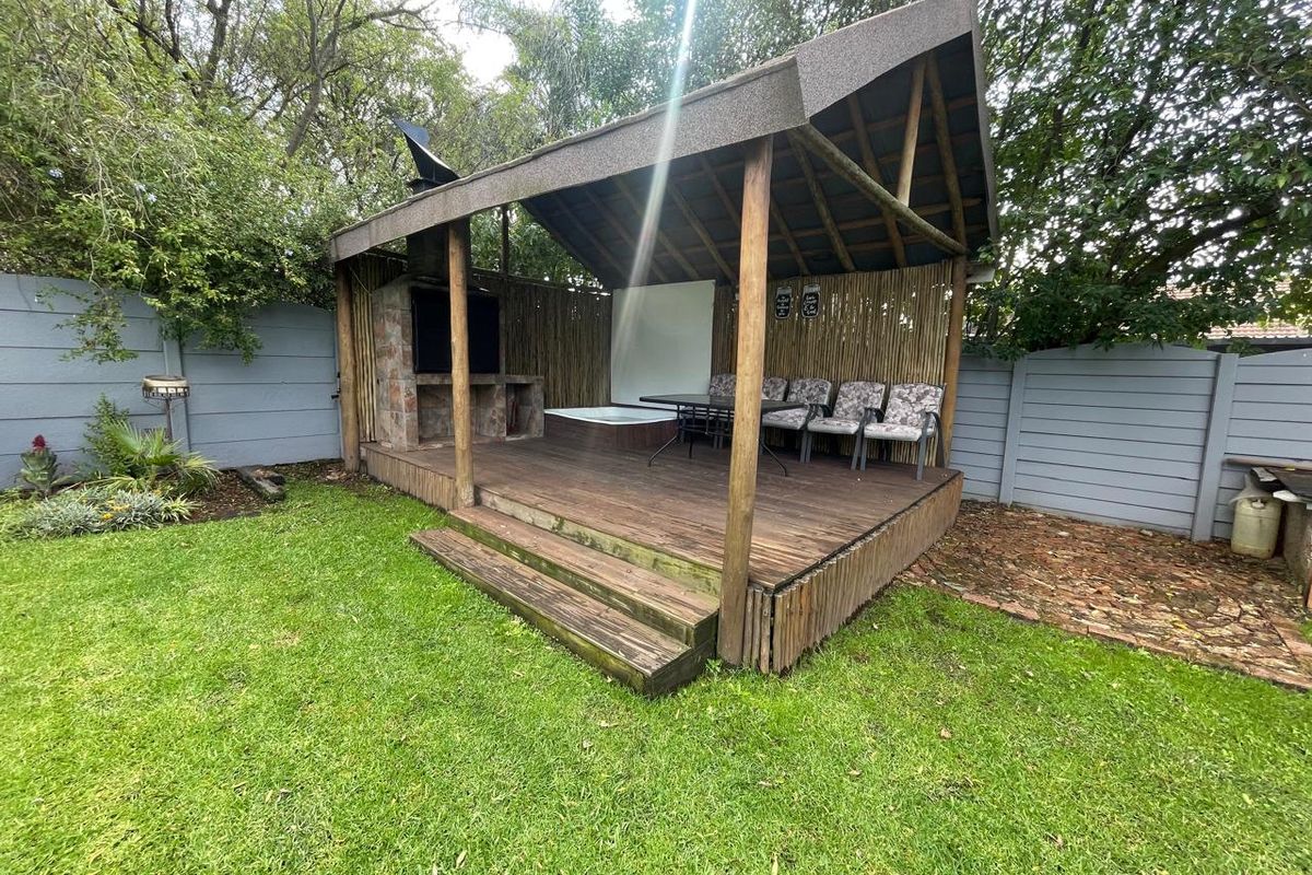 Charming Family Home with Garden Cottage and Jacuzzi - Photo 4