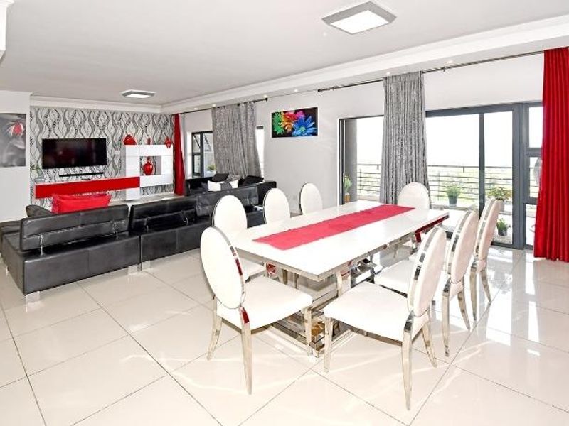 Three Bedroom Penthouse apartment with sensational views - Photo 9