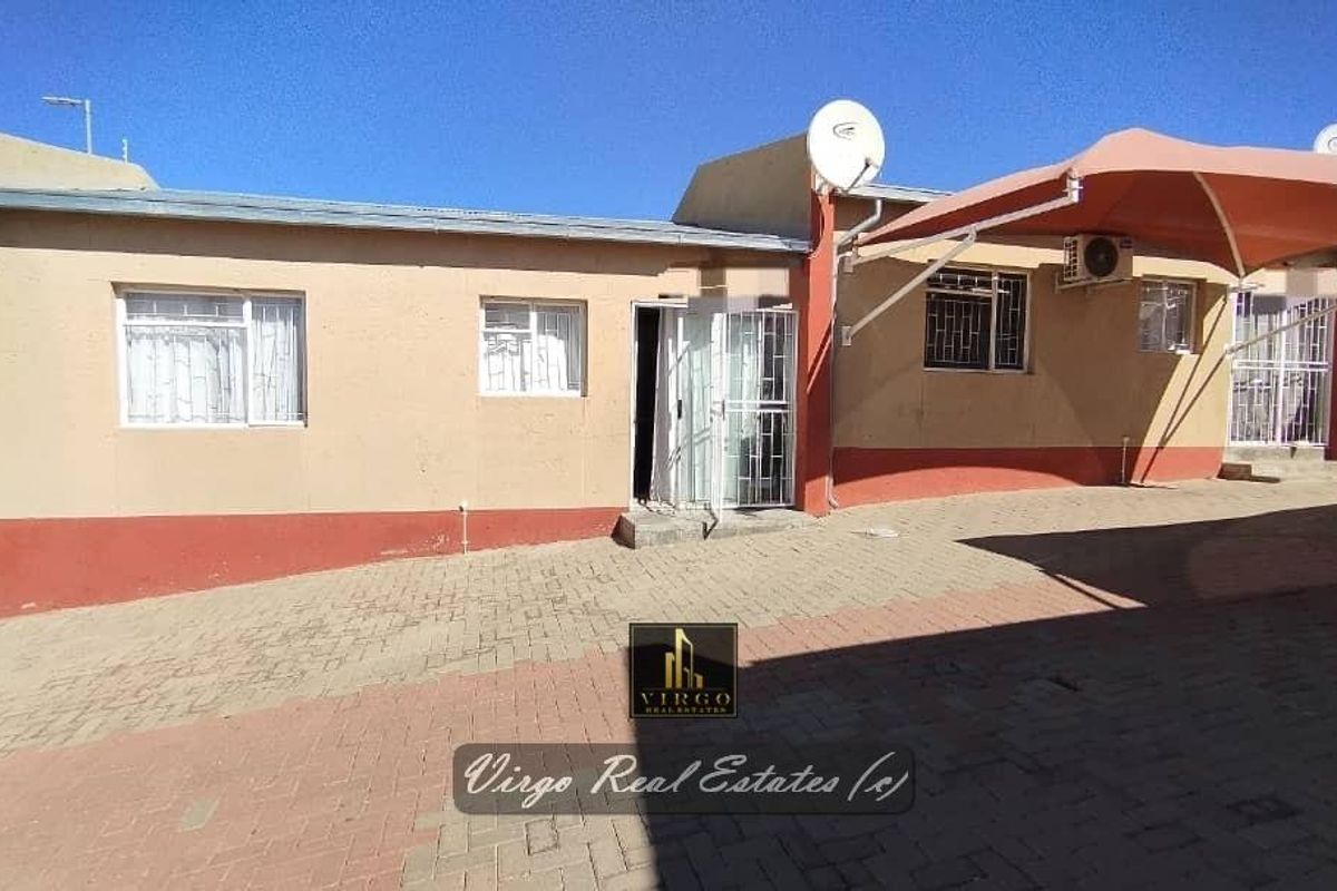 NEAT & WELL MAINTAINED 2 BEDROOM 1-LEVEL TOWNHOUSE FOR SALE IN OTJOMUISE: IANDA COURT - Photo 5