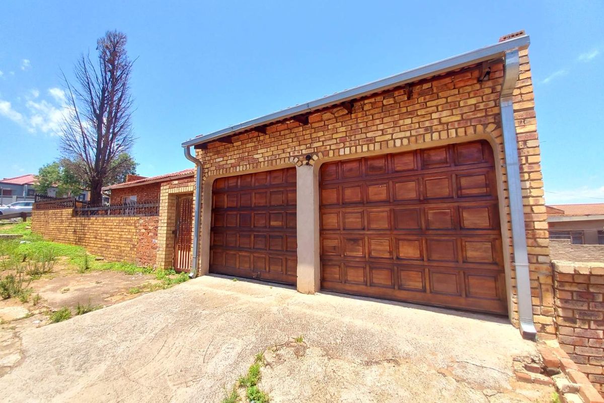Three bedrooms house for sale in Atteridgeville - Photo 2