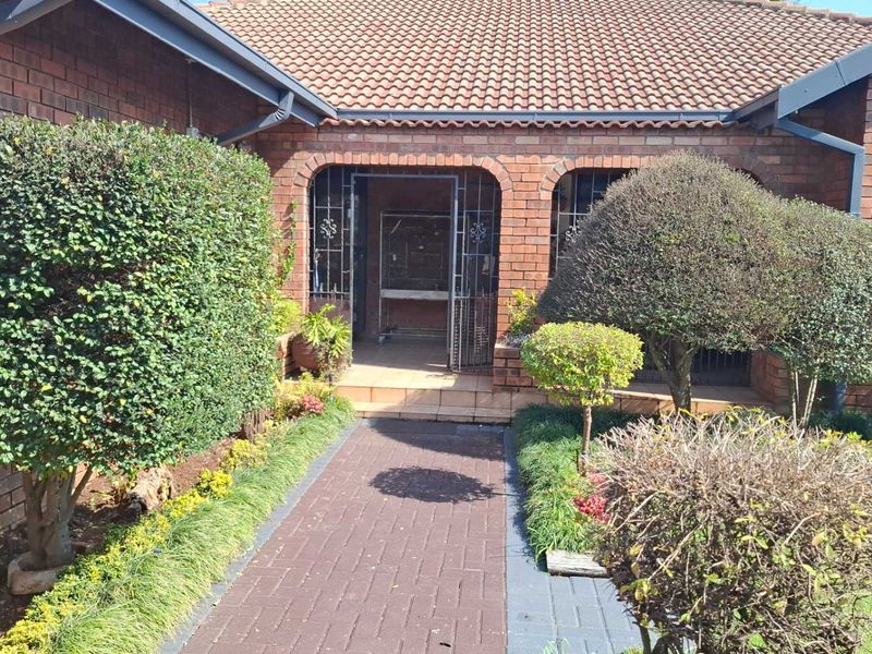 Renovated, Refined & Ready to Impress in Aerorand - Photo 8