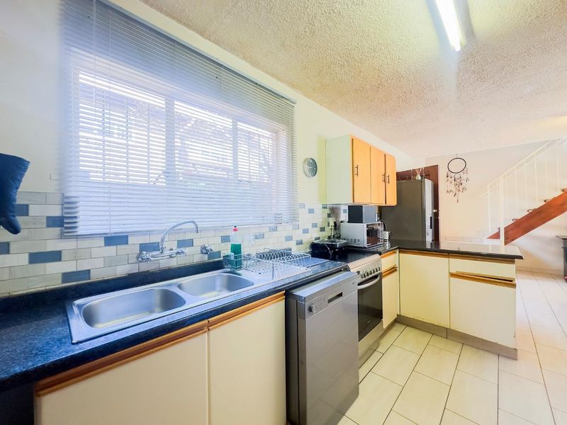 Spacious 3 Bedroom Duplex with a Private Garden - Photo 6