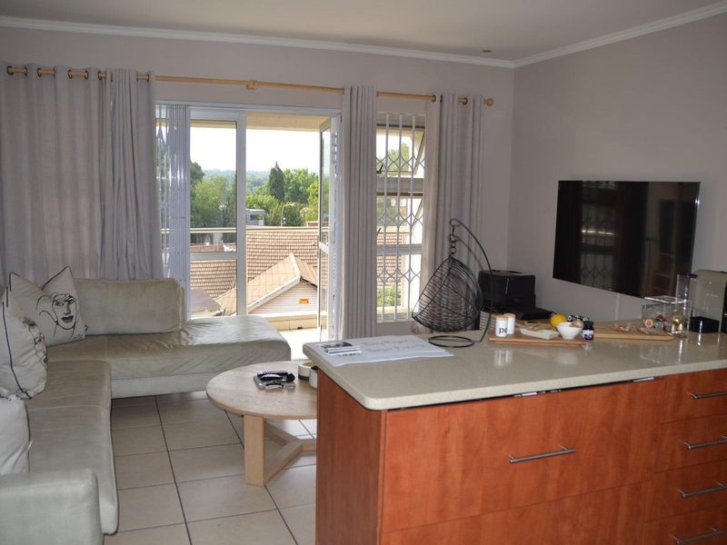 STUNNING DOUBLE VOLUME LOFT APARTMENT IN CRAIGHALL PARK - Photo 6