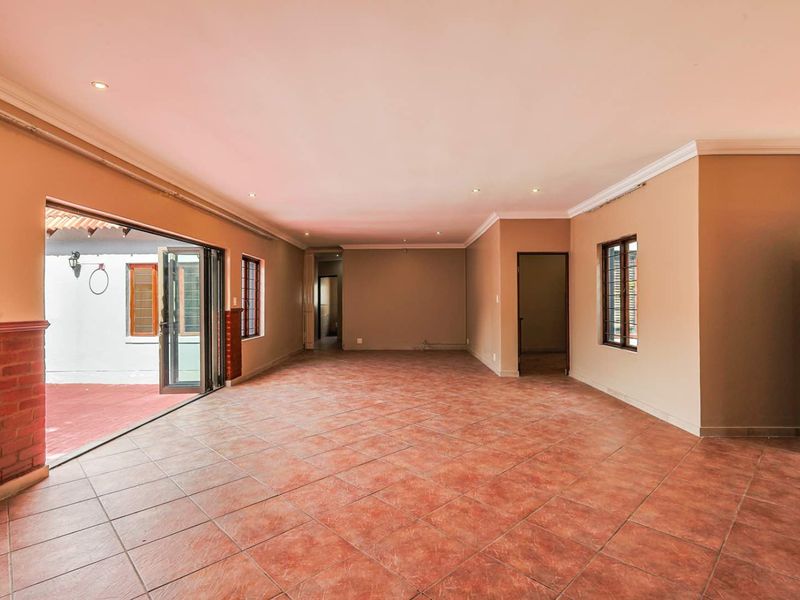 Spacious 4 Bedroom Family Home in Prestigious Security Estate - Photo 6