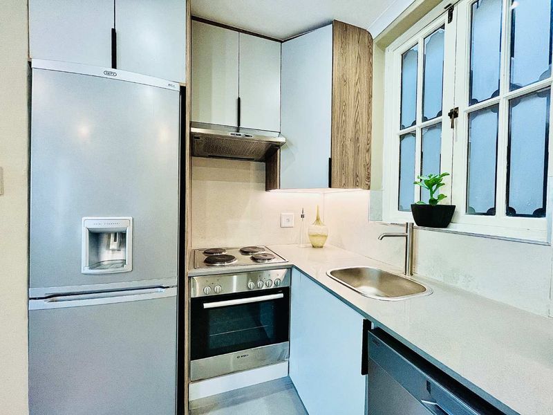 Furnished Executive Apartment Minutes from Sandton Business Hub - Photo 6