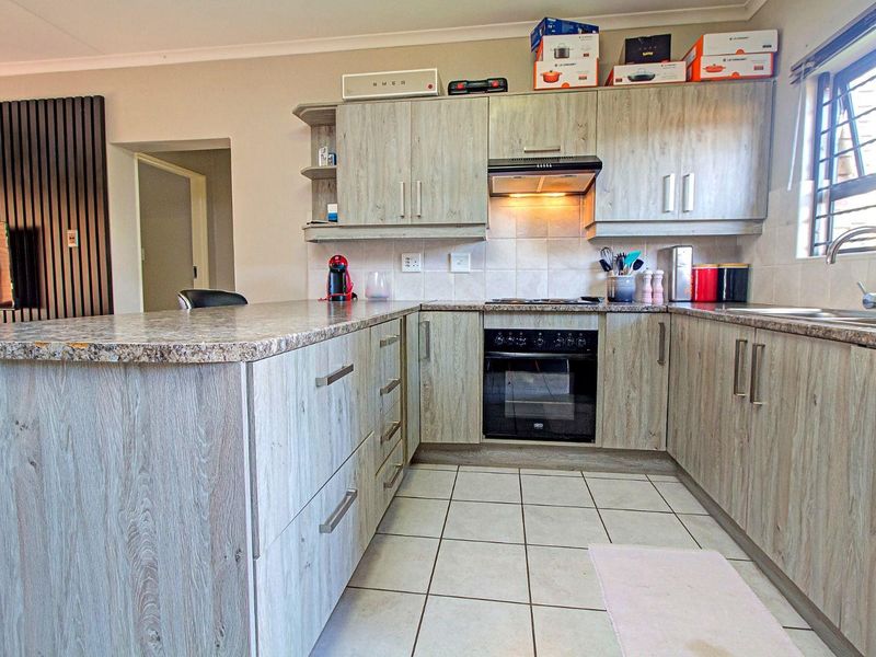 Modern, Well-Kept Townhouse in Prime Location - Photo 3