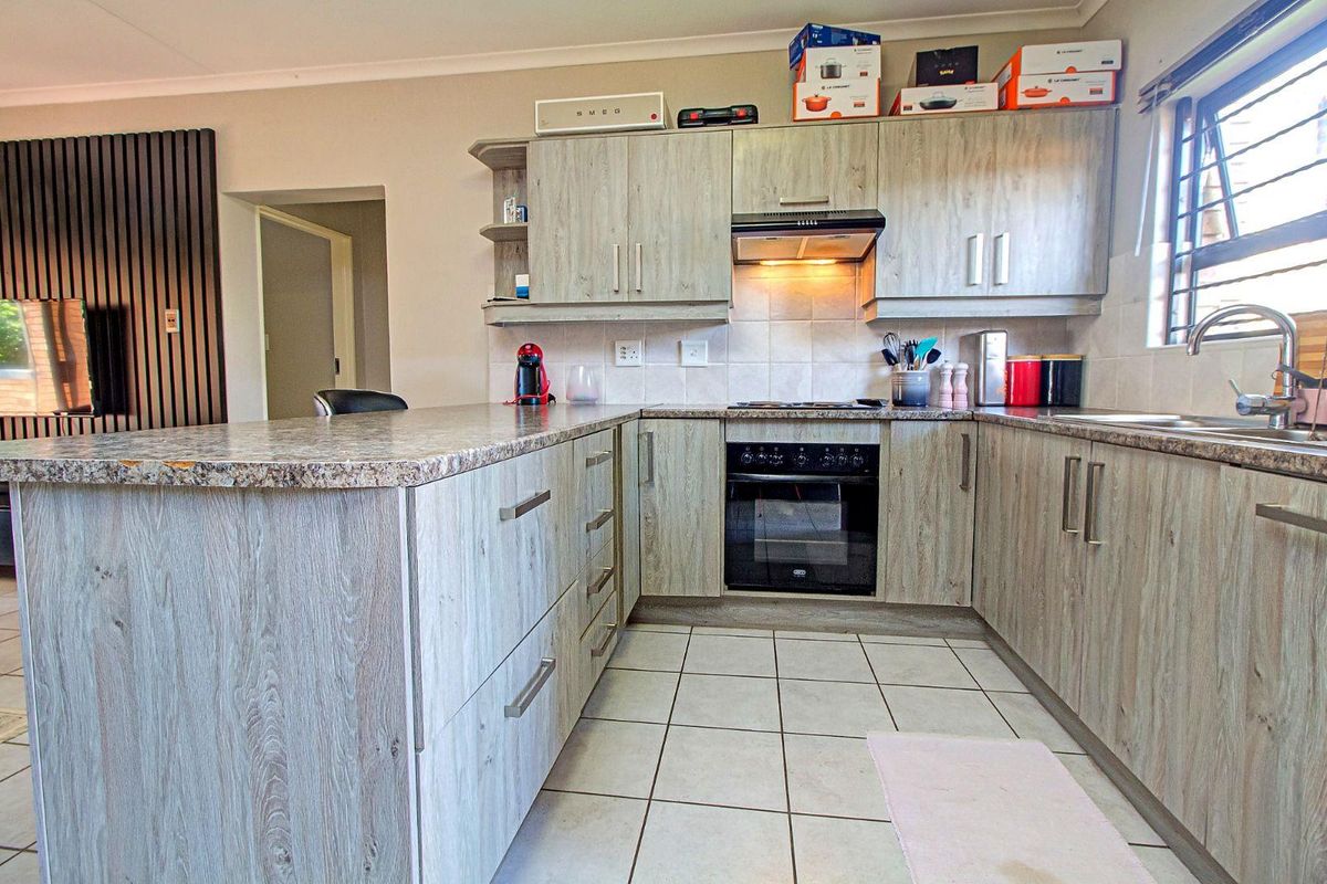 Modern, Well-Kept Townhouse in Prime Location - Photo 3