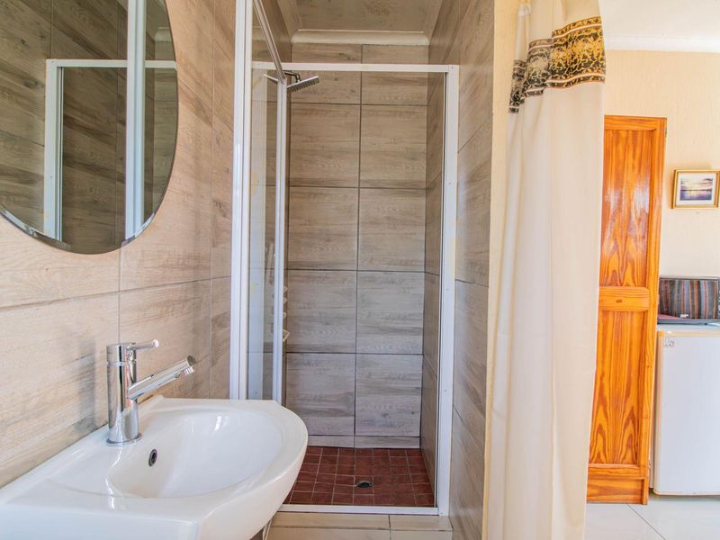 11 Bedroom Guest home in Lakefield x21. - Photo 7