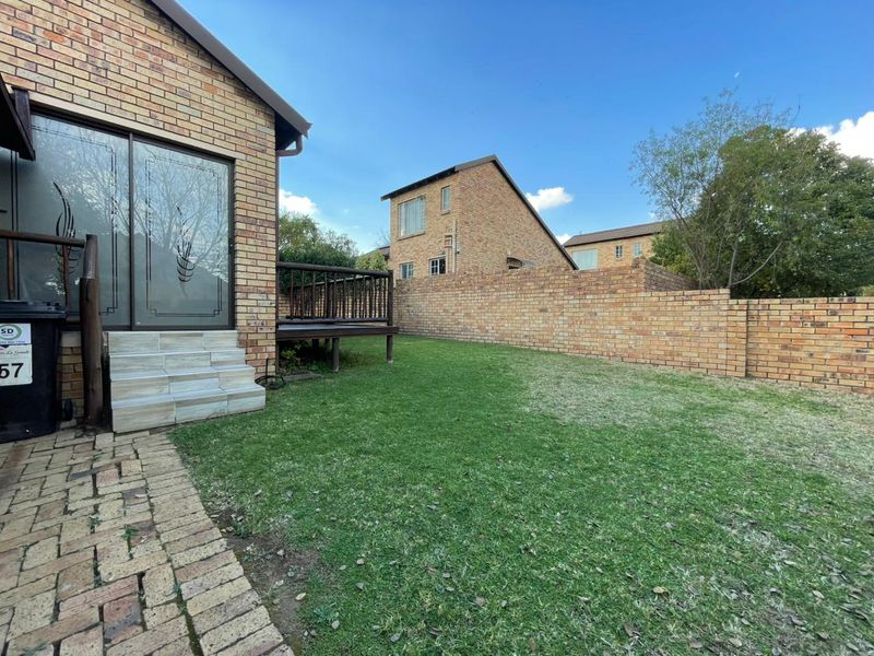 BEAUTIFUL DUPLEX FOR SALE IN ROOIHUISKRAAL NORTH!! - Photo 2