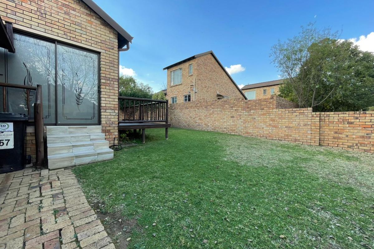 BEAUTIFUL DUPLEX FOR SALE IN ROOIHUISKRAAL NORTH!! - Photo 2