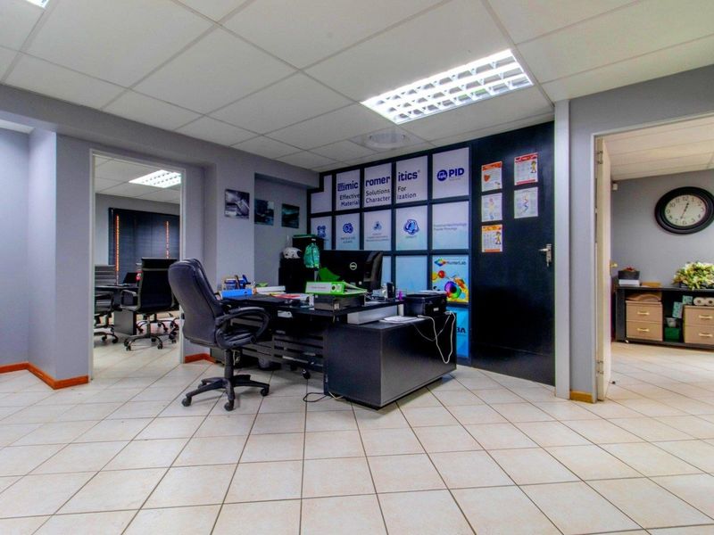 GROUND - FLOOR SUITE FOR SALE - CENTRAL LOCATION. - Photo 7