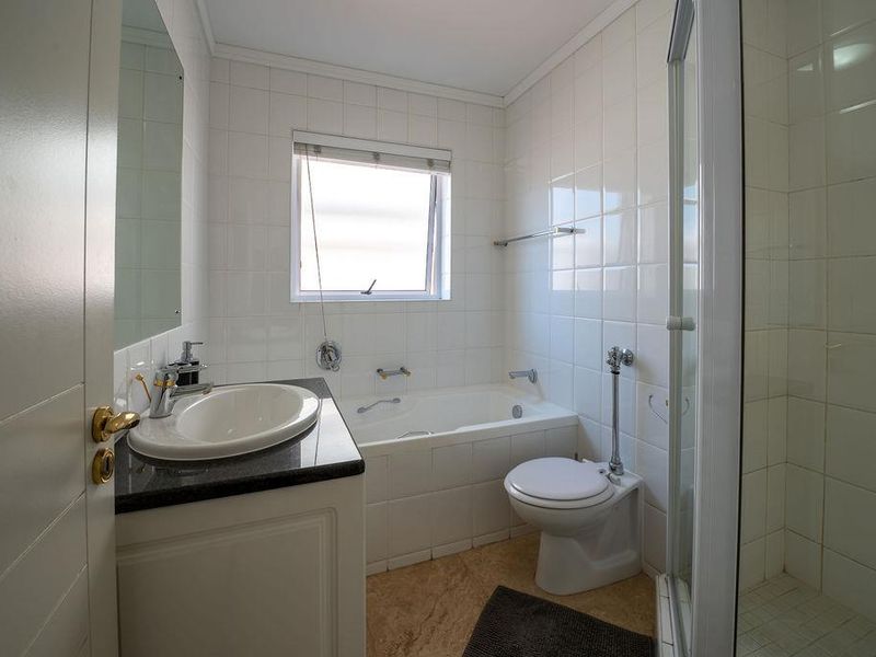 Three bedroom apartment to rent in Knysna Quays - Photo 9