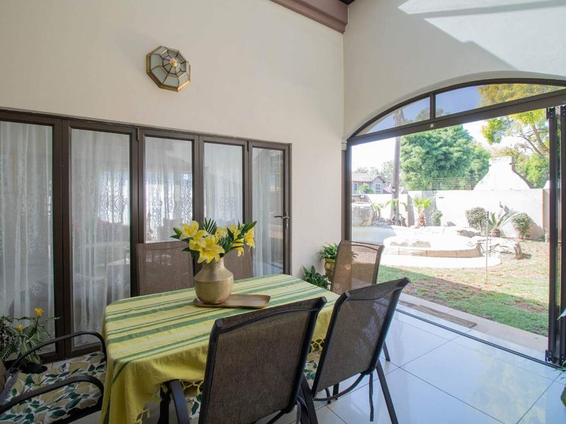 Exquisite Double Story 5 bedroom home in Lakefield Ext. 21 - Photo 5