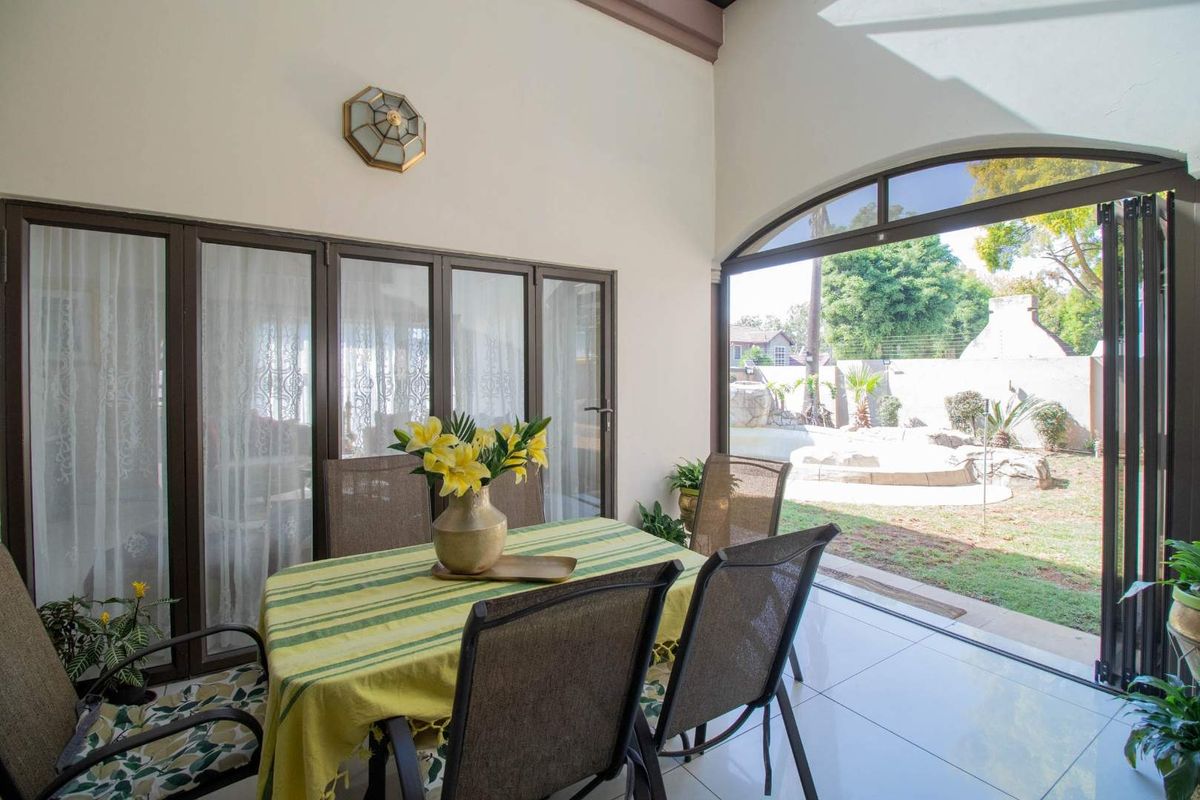 Exquisite Double Story 5 bedroom home in Lakefield Ext. 21 - Photo 5