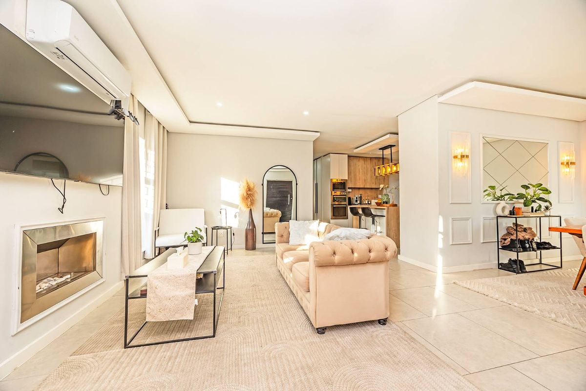 Contemporary Dual-Living Masterpiece with Exceptional Finishes & Work-From-Home Versatility - Photo 3