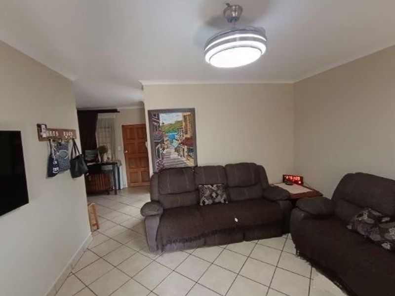 RASLOUW TOWNHOUSE  -  3 LIVING AREAS - 2 BED - 2 BATH  & 2 GARAGES - Photo 5