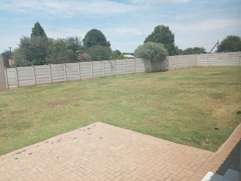 Three bedroom townhouse in Private Estate Kookrus Meyerton Gauteng - Photo 4