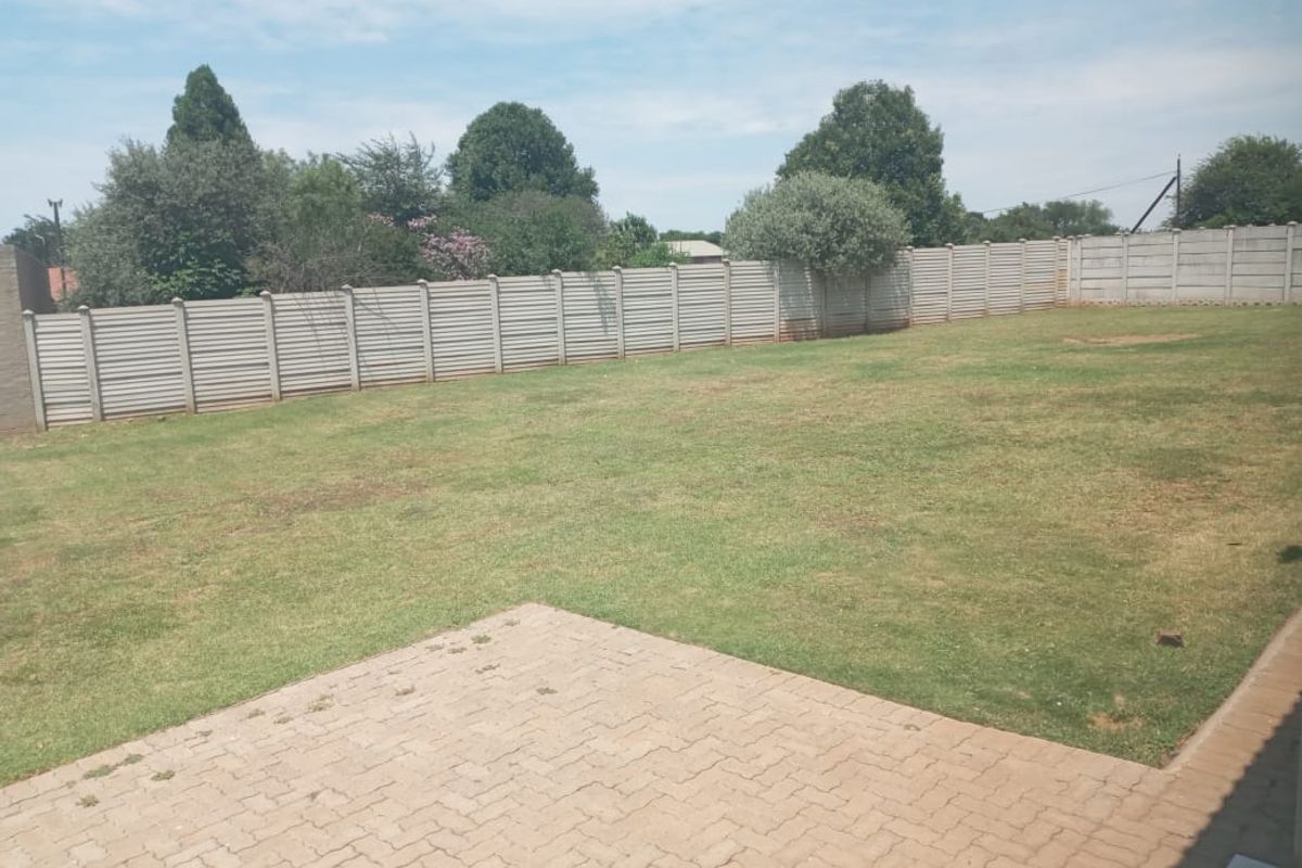 Three bedroom townhouse in Private Estate Kookrus Meyerton Gauteng - Photo 4