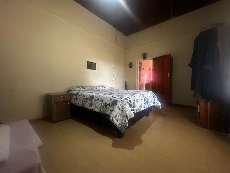 3-Bedroom Family Home with Bachelor’s Flat in Trompsburg - Photo 6