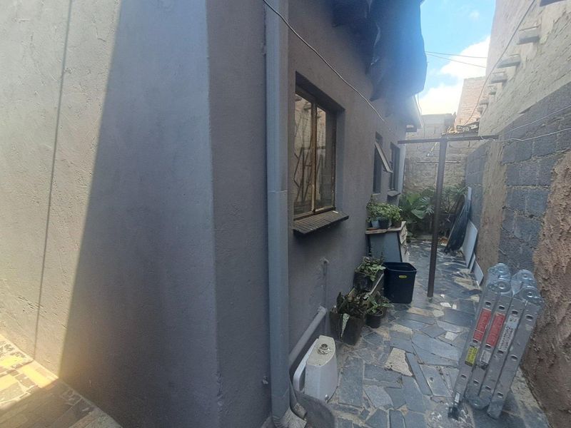 A Bachelor In Ivory Park - Photo 9