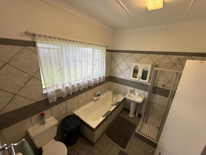 Spacious 5 Bedroom Home with Flatlet - Investor's Dream! - Photo 9