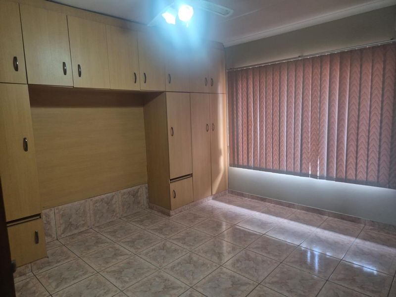 Secure, Spacious & Pet-Friendly 5-Bedroom Home in Havenside – R950,000 - Photo 8