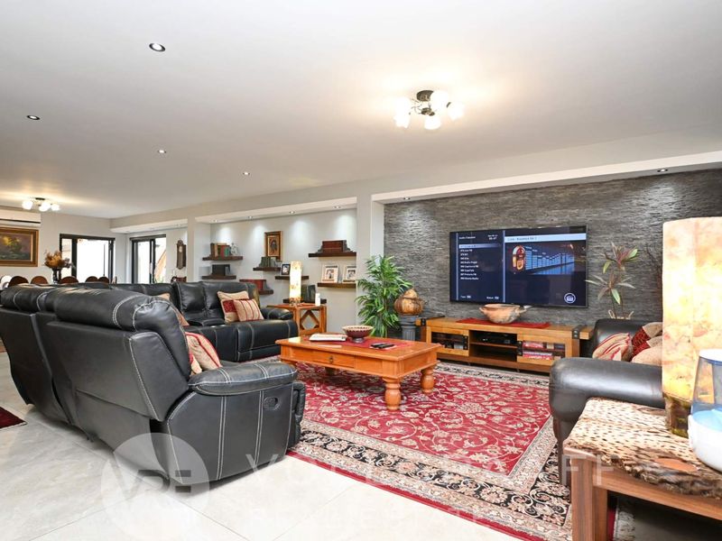 Coastal Luxury Living: Two homes and a flat on one erf - Photo 5