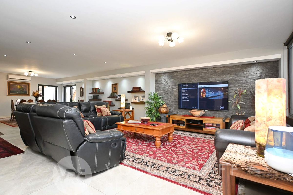 Coastal Luxury Living: Two homes and a flat on one erf - Photo 5