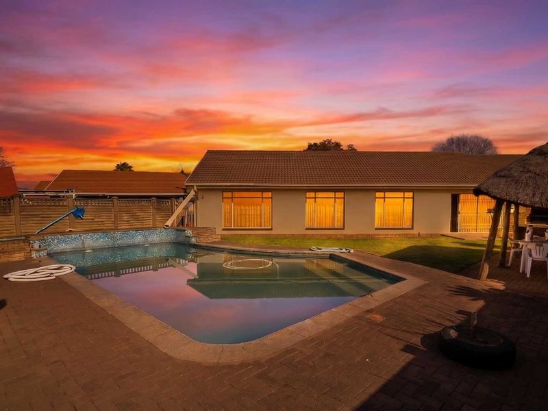 Breathtaking Twilight Charm: Your Perfect Family & Entertainer's Haven - Photo 1