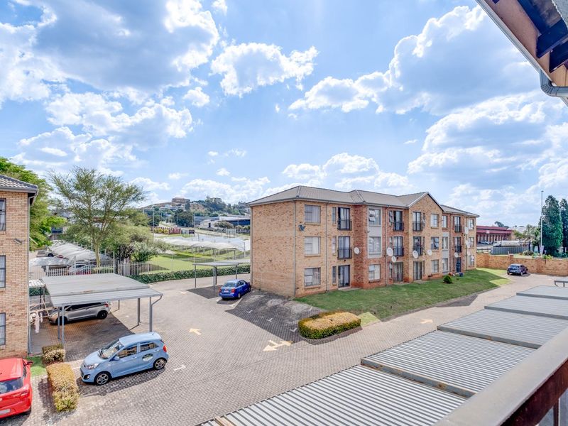 NEAT TOP-FLOOR APARTMENT IN WELTEVREDEN PARK - Photo 9