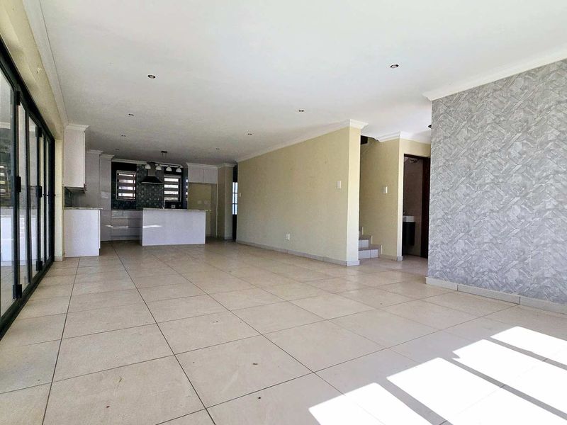 Stylish Freestanding Family Home in Secure Estate in Olympus - Photo 3