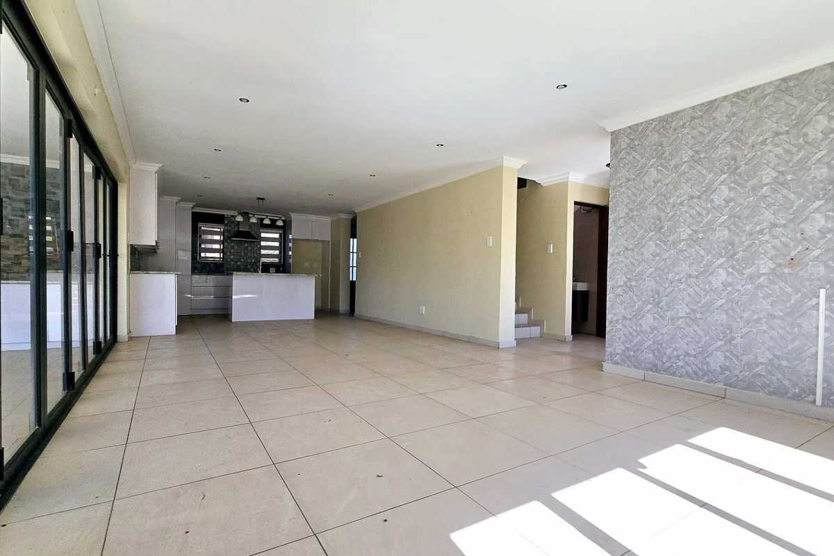 Stylish Freestanding Family Home in Secure Estate in Olympus - Photo 3