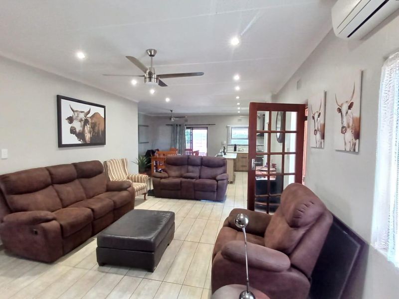 Ultimate Luxury Living: Spectacular Family Retreat with Granny Flat and Resort-Style Amenities - Photo 4