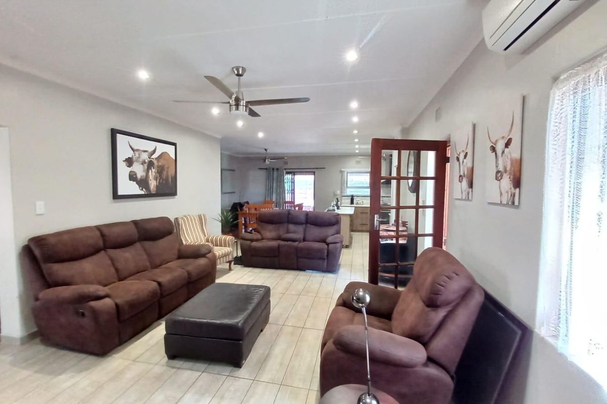 Ultimate Luxury Living: Spectacular Family Retreat with Granny Flat and Resort-Style Amenities - Photo 4